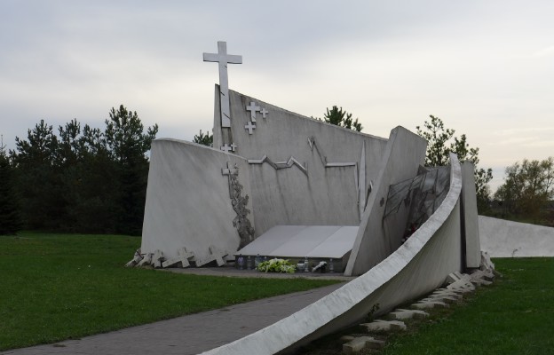 Pomnik „Przejście” upamiętniający ofiary wypadków komunikacyjnych
