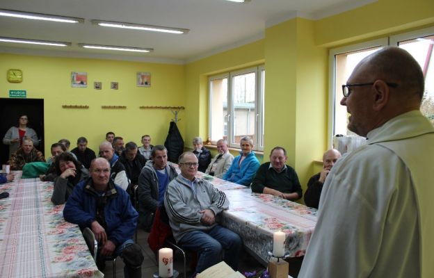 Mszę św. na stołówce Caritas sprawował ks. Stanisław Podfigórny, dyrektor diecezjalnej Caritas