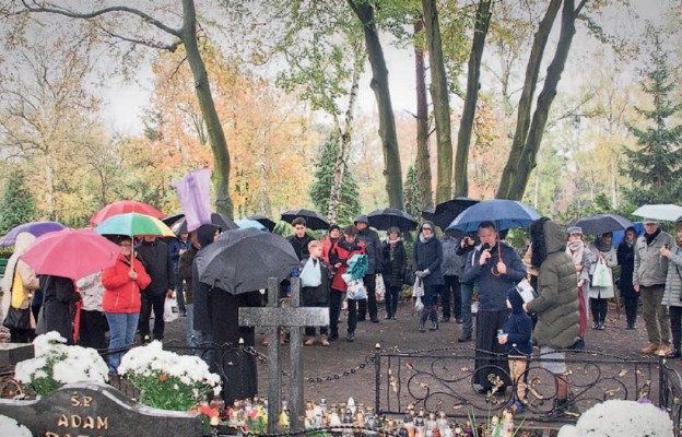 Ks. Dariusz Kiljan ze wspólnotą Domowego Kościoła na cmentarzu w Szczecinie-Dąbiu