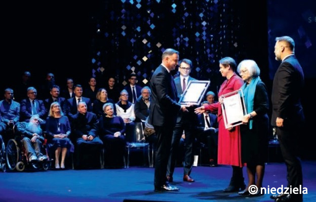 Nagrodę otrzymuje Krystyna Mrugalska (w środku)