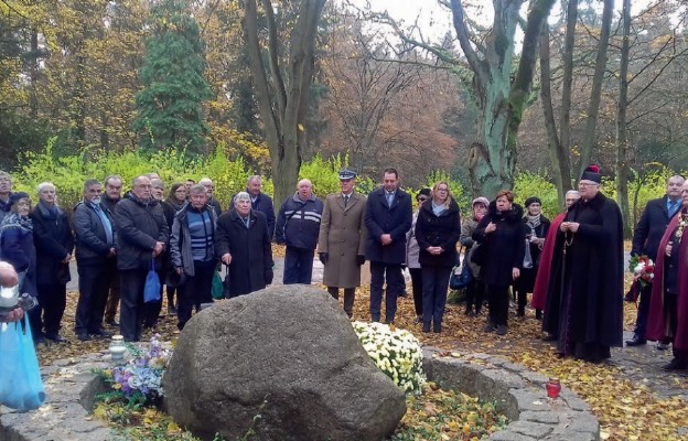Na Cmentarzu Centralnym w Szczecinie pod pomnikami bohaterów składano kwiaty i znicze