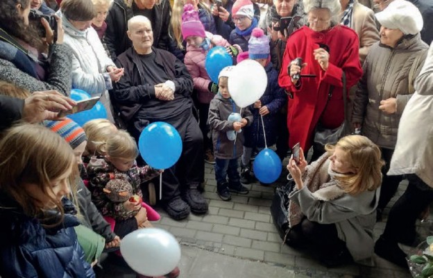 Ks. Stanisław Orzechowski otoczony przez przyjaciół