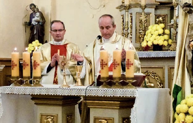 Eucharystię sprawują ks. Józef Florek i ks. Stanisław Gorczyński