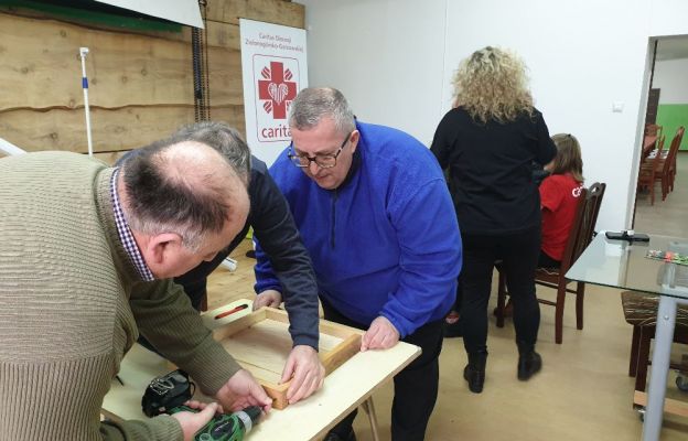 Wspólnie próbowaliśmy zbudować karmnik dla ptaków