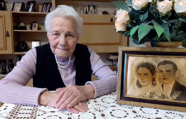 Tatiana Racinowska, a obok jej ślubne zdjęcie