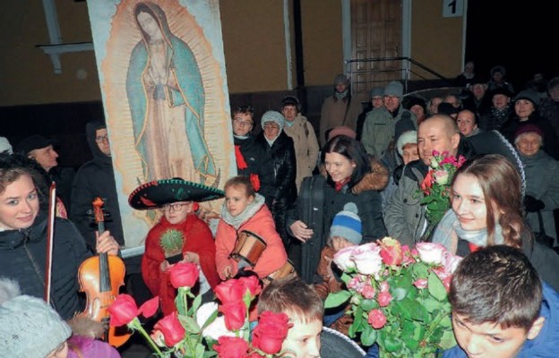 Elementem świętowania jest procesja z obrazem Matki Bożej na pamiątkę poszukiwania gościny przez Maryję i Józefa