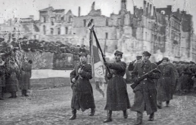 Defilada 1. Armii Wojska Polskiego na ul. Marszałkowskiej w zdobytej Warszawie 19 stycznia 1945 r.