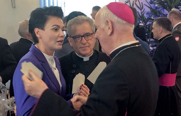 Ks. prał. Edward Dzik i burmistrz Pieszyc Dorota Konieczna-Enozel składają życzenia bp. Ignacemu Decowi