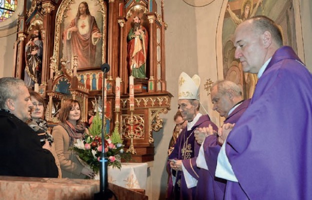 Delegacja dziękuje bp. Salaterskiemu za wspólną modlitwę