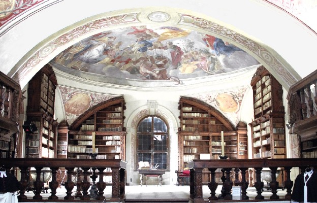 Wnętrze żagańskiej biblioteki kryje m.in. unikatowe egzemplarze ksiąg z XVII czy XVIII wieku