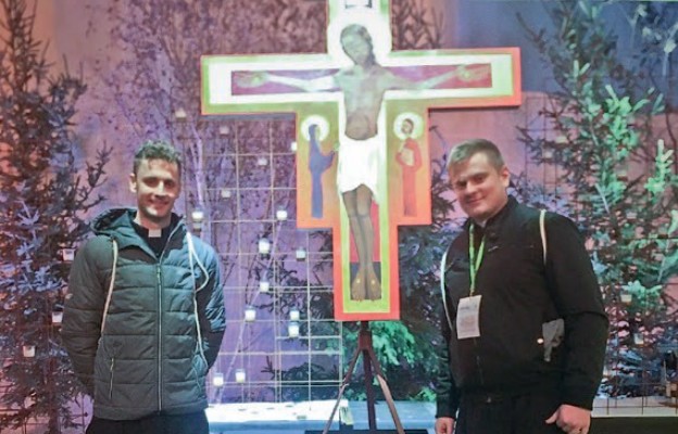 Al. Radek Kalicki i al. Rafał Oleksiuk przy krzyżu, znaku łączącym chrześcijan
