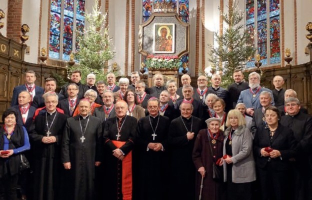 Osoby wyróżnione medalem razem kard. Nyczem, biskupami i swoimi kapłanami