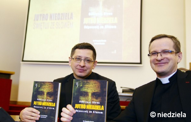 Książka „Jutro Niedziela” to wspólne dzieło ks. Przemysława Śliwińskiego i ks. Marcina Kowalskiego