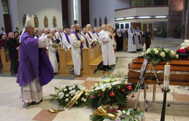 Bp Ignacy Dec okadza trumnę z ciałem zmarłego kapłana