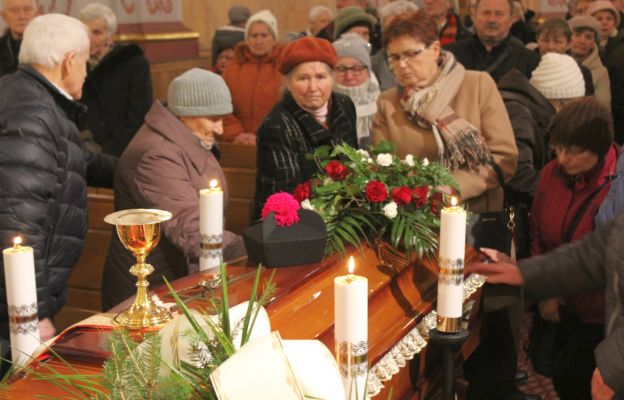 Pożegnanie ks. prał. Stanisława Pasyka przez danych parafian z par. Św. Józefa Świdnicy.