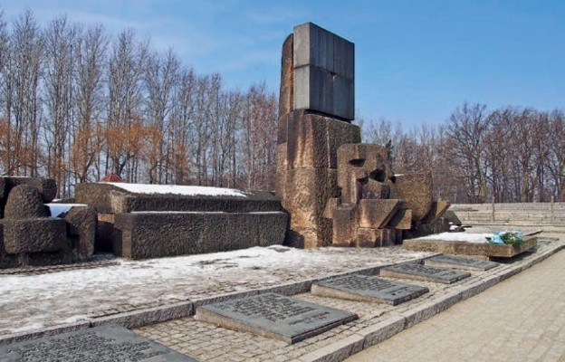 Przy tym pomniku w KL Auschwitz Birkenau delegacje złożą hołd ofiarom