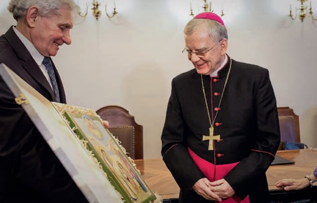 Abp Marek Jędraszewski przyjmuje wyróżnienie z rąk redaktora naczelnego „Źródła” dr. inż. Adama Kisiela