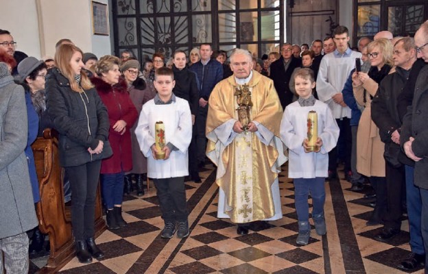 Ks. prał. Józef Frańczuk z relikwiami błogosławionych Męczenników Podlaskich