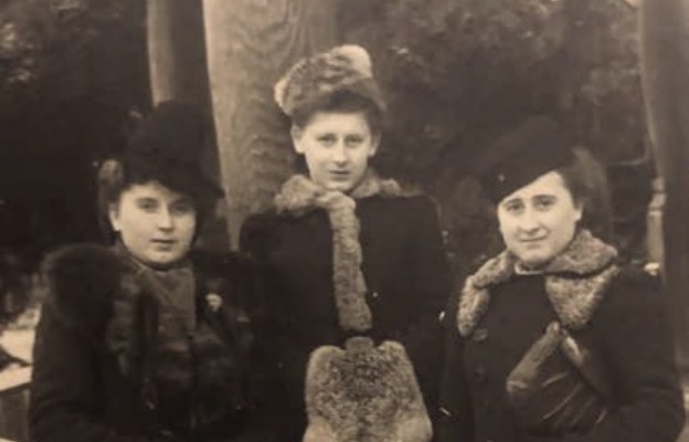 Sabina Świątek (po środku) wraz z siostrami Genowefą (po lewej) i Alicją (po prawej)