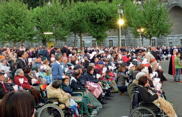 Chorzy biorący udział w jednej z procesji w Lourdes