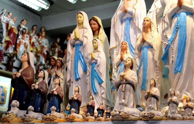 Figurki Maryi i św. Bernadetty w jednym ze sklepików w Lourdes