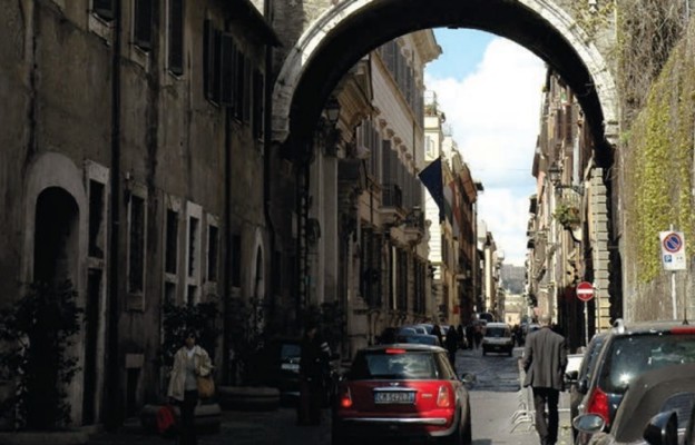 Symbol ulicy – Arco dell Passetto Farnese i tuż za nim kościół Santa Maria dell’ Orazione e Morte