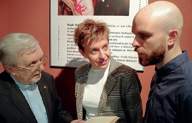 Ks. Tadeusz Faryś, Agata Szpiłyk – dyrektor MOKiS w Oleśnicy oraz Dominik Mol, pracownik muzeum, który przywiózł modlitewnik w języku aramejskim