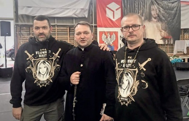 Grupa wojowników Maryi z parafii św. Jana Bosko w Szczecinie wraz z ks. Mariuszem Wencławkiem SDB oraz liderem regionalnym Krzysztofem Czedą (po prawej)
