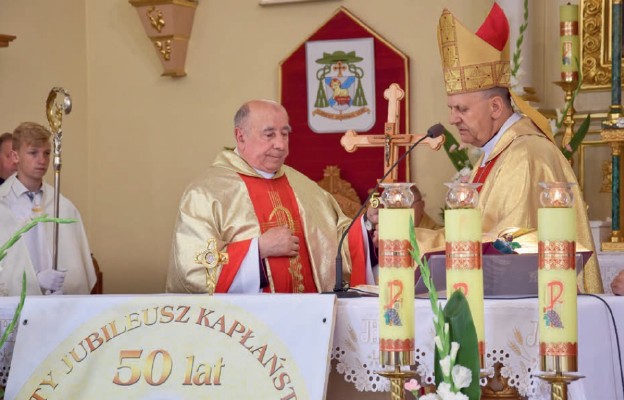 Bp Tadeusz Pikus wręczył ks. Mieczysławowi Rzepniewskiemu krzyż jubileuszowy z okazji 50-lecia kapłaństwa (Klichy, 23 czerwca 2018 r.)