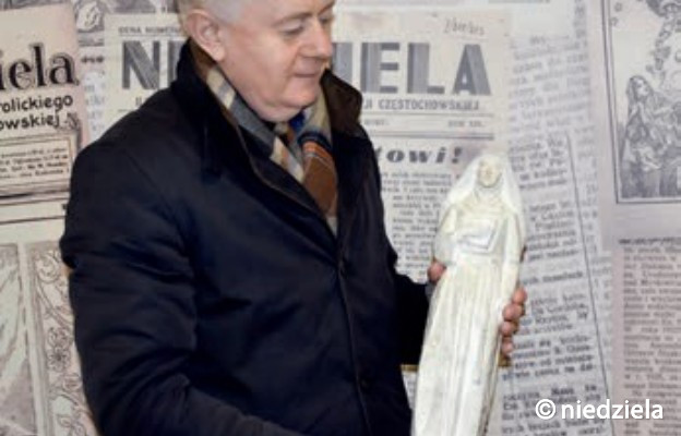 Andrzej Sękiewicz prezentuje model pomnika Matki Katarzyny z Kłobucka