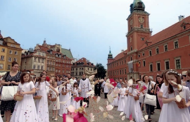Mimo panującej anonimowości, tysiące warszawiaków uczestniczy w procesjach Bożego Ciała czy Drogach Krzyżowych na ulicach miasta
