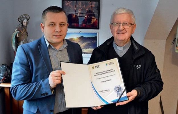 Ks. Marian Kopko i Grzegorz Żurek z certyfikatem DOT