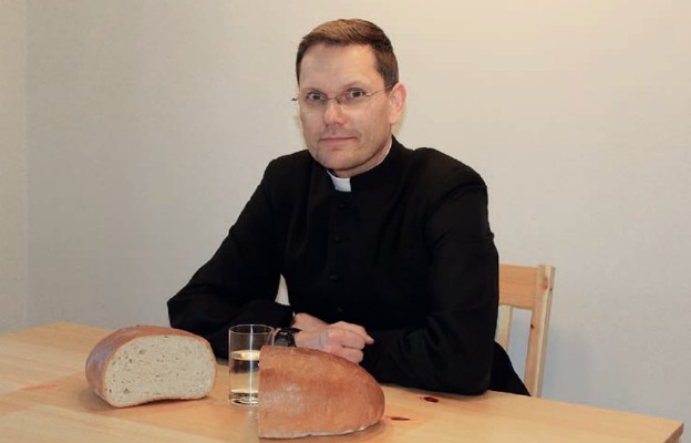 Ks. Paweł Wróblewski, proboszcz parafii NSPJ w Świdnicy, zachęca do postu o chlebie i wodzie