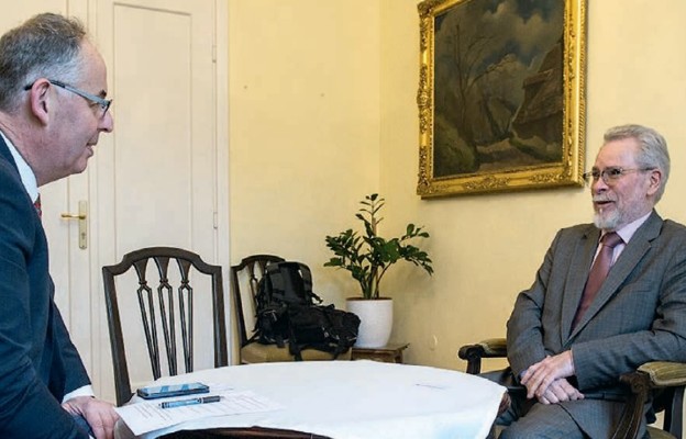 Podczas
rozmowy
z ambasadorem
Czech
Ivanem
Jestřábem