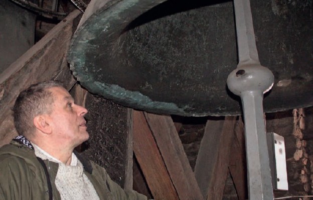 Krzysztof Kaszub przy dzwonie z jego nowym sercem