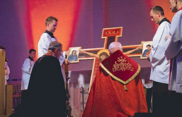 Adoracja krzyża na Spotkaniu Młodych Archidiecezji Przemyskiej