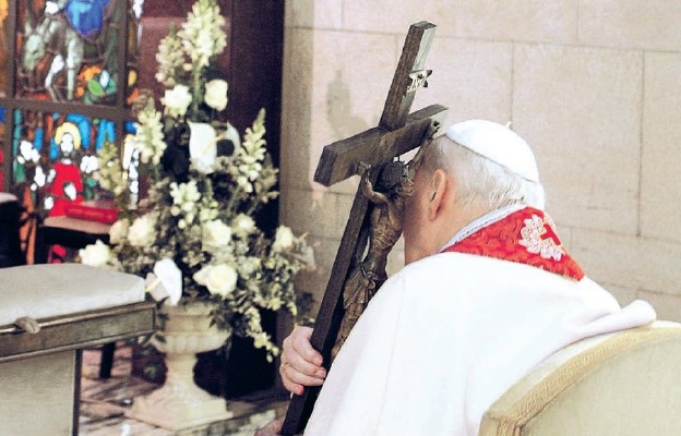 Wielki piątek 2005 r. w prywatnej kaplicy Jana Pawła II był niezwykłym, symbolicznym podsumowaniem jego życia