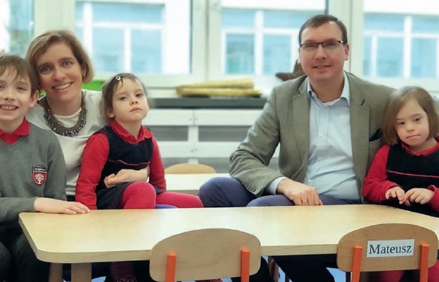 Marta i Jakub Wawrzyniakowie z Marysią, Jankiem i Basią (Wandy nie ma na fotografii)