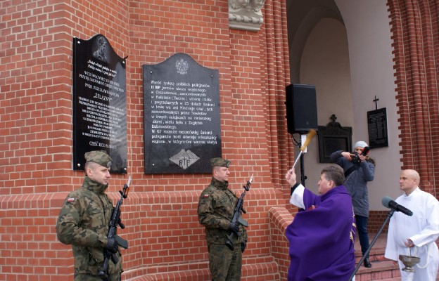 Ks. Andrzej Stasiak poświęca pamiątkową tablicę