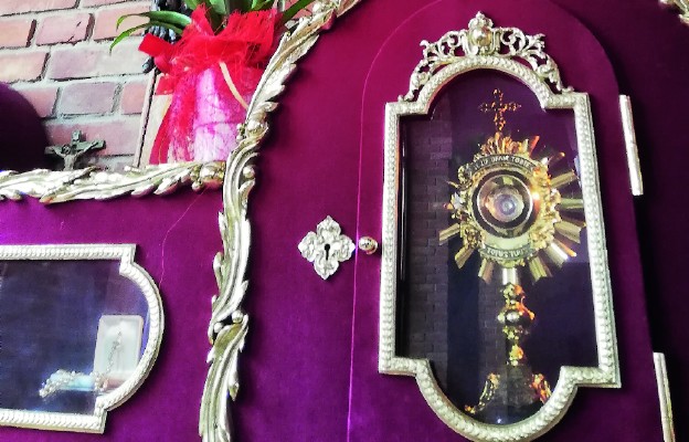 W parafii znajdują się relikwie św. Jana Pawła II