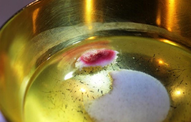 Na włożonym do naczynia z wodą komunikancie pojawił się ślad krwi, który oddzielił się od pozostałej jego części (6 I 2014 r.)