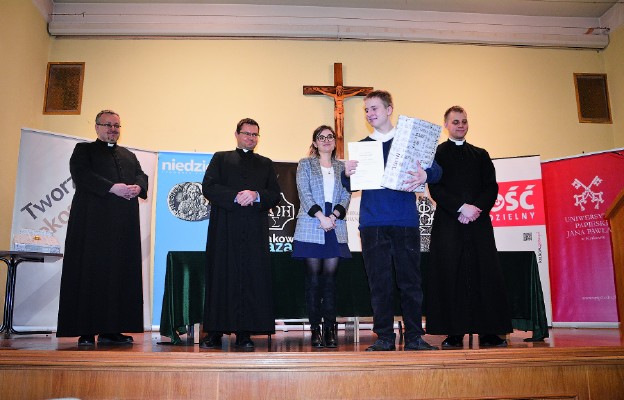 – Zdobyłem nagrodę, ale przede wszystkim wiedzę o liturgii – stwierdził Antoni Zakrzewski, tu z przedstawicielami organizatorów