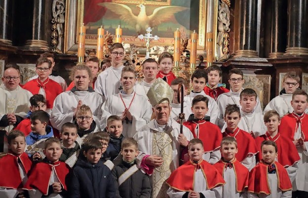 Po Mszy św. biskup Ignacy zaprosił ministrantów i opiekunów do wspólnego zdjęcia