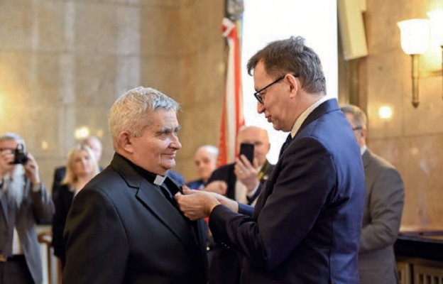 Prezes IPN wręcza nagrodę ks. Stanisławowi Kocotowi