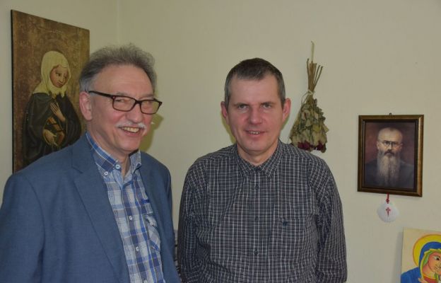 Janusz Tracz (po lewej) i Mariusz Trębicki (po prawej) reprezentują wspólnotę Mężczyźni św. Józefa