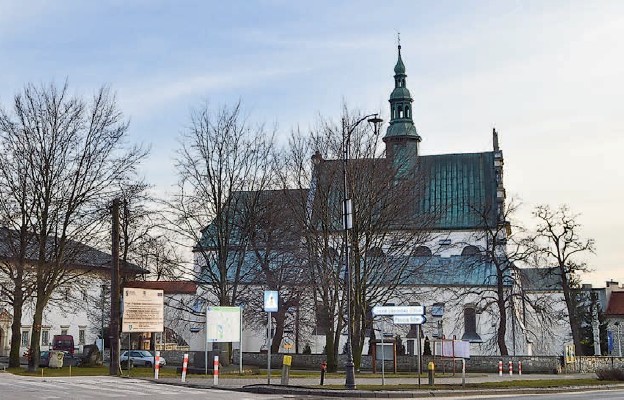 Kościół św. Jana Ap. i Ewangelisty, obok Muzeum Regionalne tzw. Belweder, d. klasztor paulinów