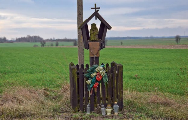 Kapliczka upamiętniającą tragiczne wydarzenia w Paulinowie