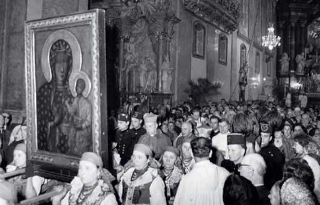 Początek procesji z Obrazem Nawiedzenia. Bazylika jasnogórska, 26 sierpnia 1957 r.