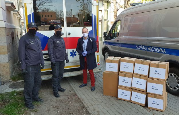 Osadzeni w Zakładzie Karnym w Wołowie uszyli 3 tysiące maseczek ochronnych na potrzeby personelu służby zdrowia oraz pacjentów szpitali w Wołowie i Brzegu Dolnym. 