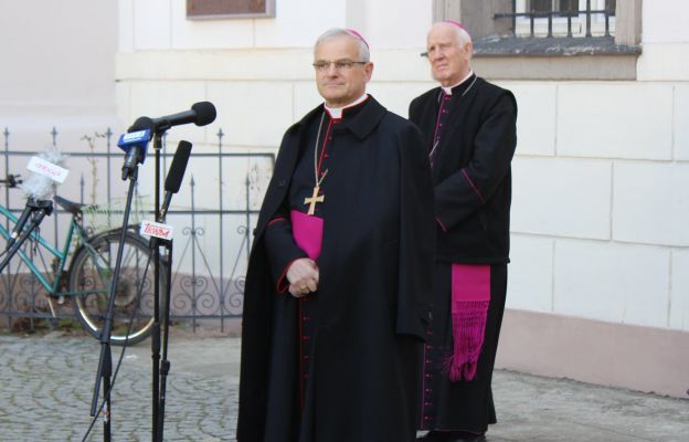 Bp Marek Mendyk i bp Ignacy Dec podczas konferencji prasowej